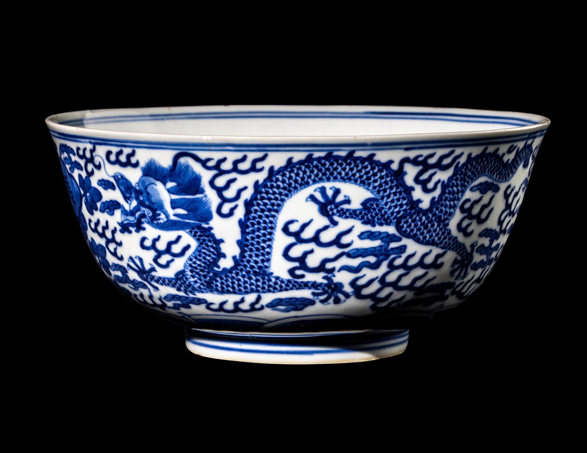 A Chinese Blue and White Porcelain 'Dragon' Bowl