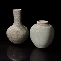 A Chinese Ge style small jar and a similarly glazed vase 哥窑风格小罐一组两件 Qing dynasty ?
