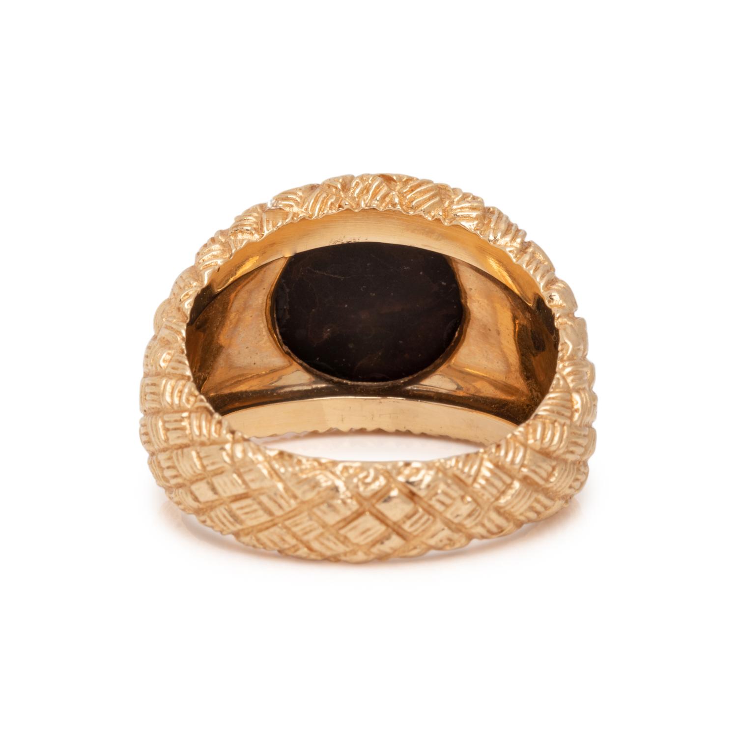 YELLOW GOLD AND ONYX RING