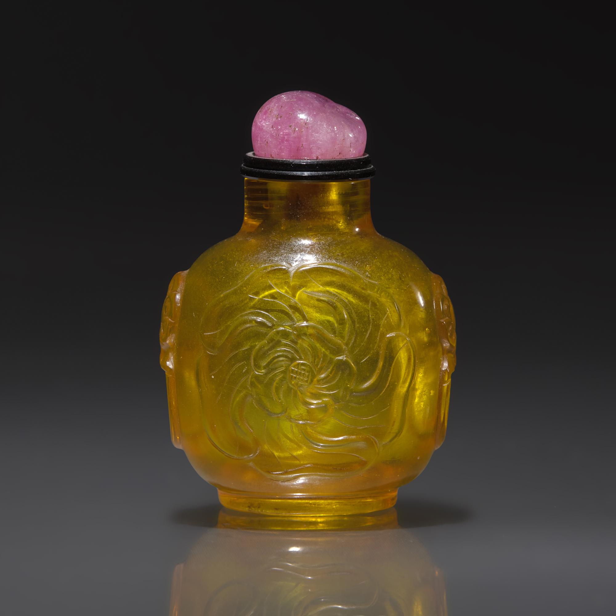 An Imperial Chinese Carved Yellow Glass Snuff Bottle, Qing Dynasty, Circa 1725-1800 — 1725-1800年 御製黃料黃蜀葵紋鼻煙壺