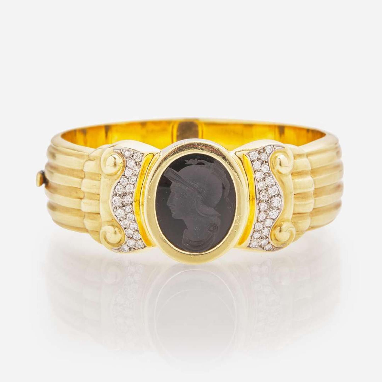 An 18K Yellow Gold Intaglio Bangle