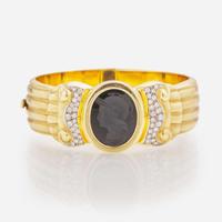 An 18K Yellow Gold Intaglio Bangle