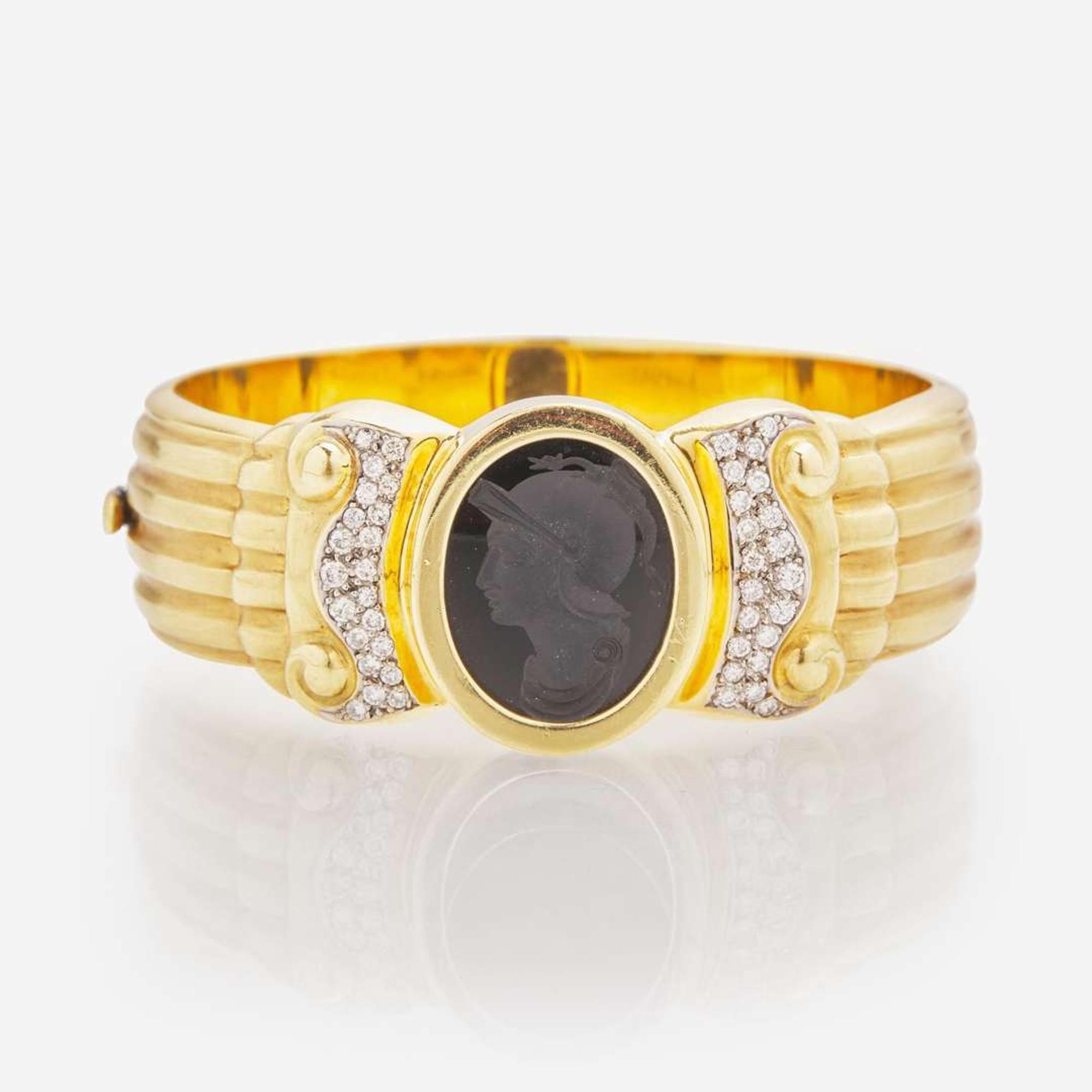 An 18K Yellow Gold Intaglio Bangle