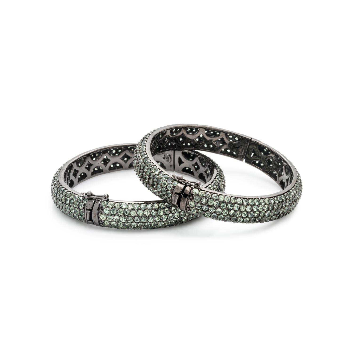 PAIR OF GREEN GEMSTONE BANGLE BRACELETS