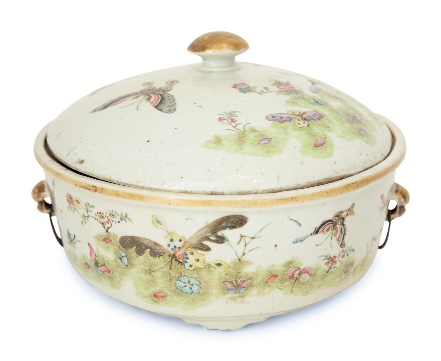 A Chinese Export Porcelain Covered Tureen