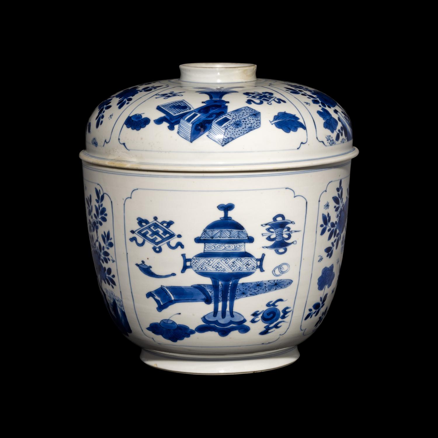 A Large Chinese Blue and White 'Bogu' Porcelain Jar and Cover, Kangxi Period 清康熙 青花博古圖粥罐