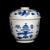 A Large Chinese Blue and White 'Bogu' Porcelain Jar and Cover, Kangxi Period 清康熙 青花博古圖粥罐