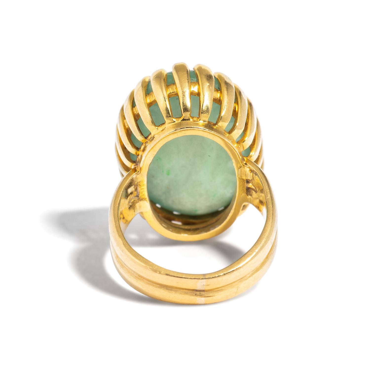 JADE AND HIGH KARAT YELLOW GOLD RING