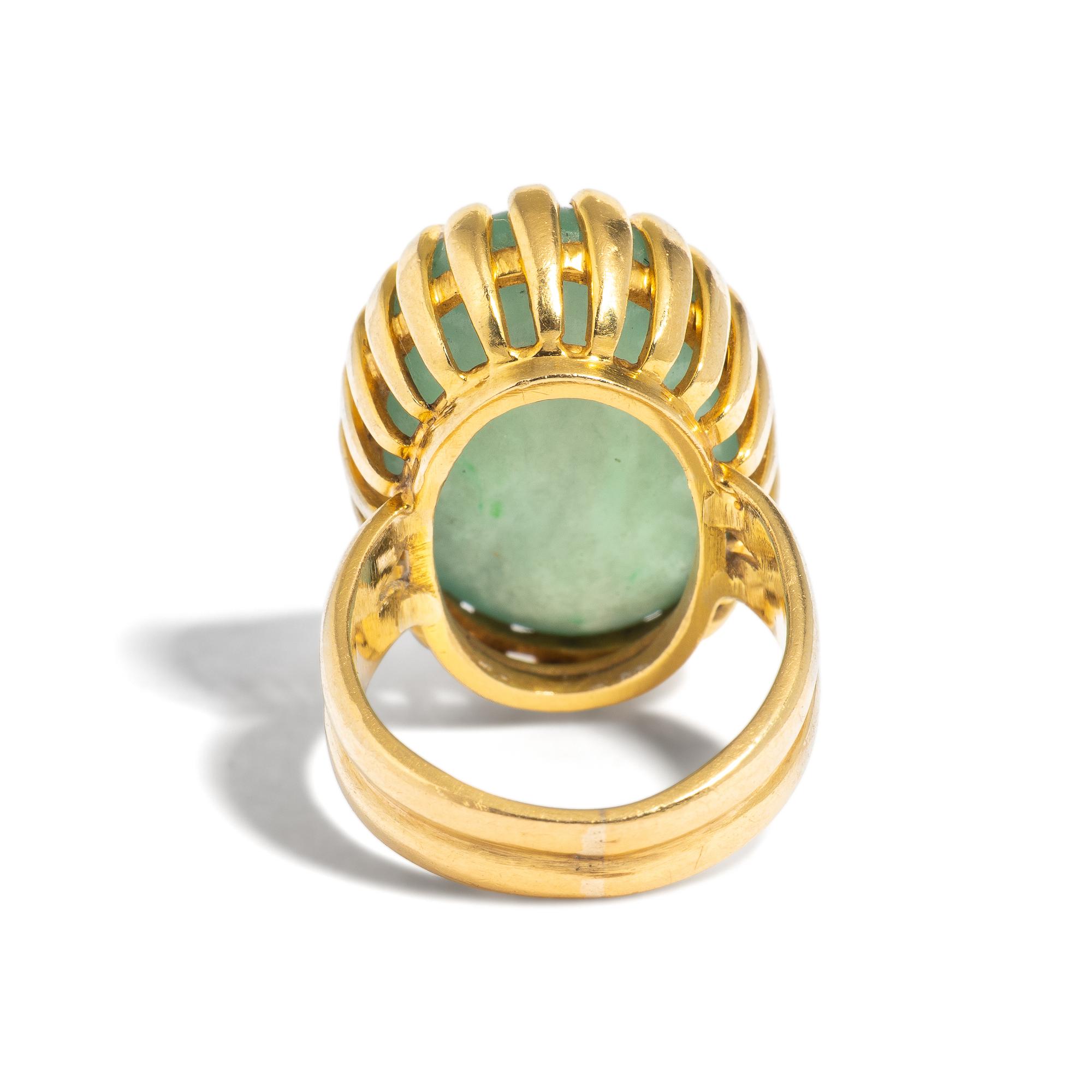 JADE AND HIGH KARAT YELLOW GOLD RING