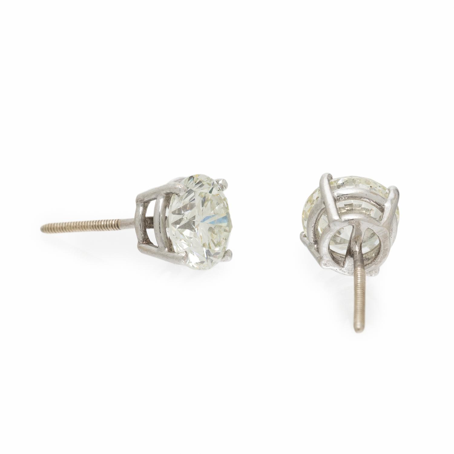 DIAMOND AND WHITE GOLD STUD EARRINGS