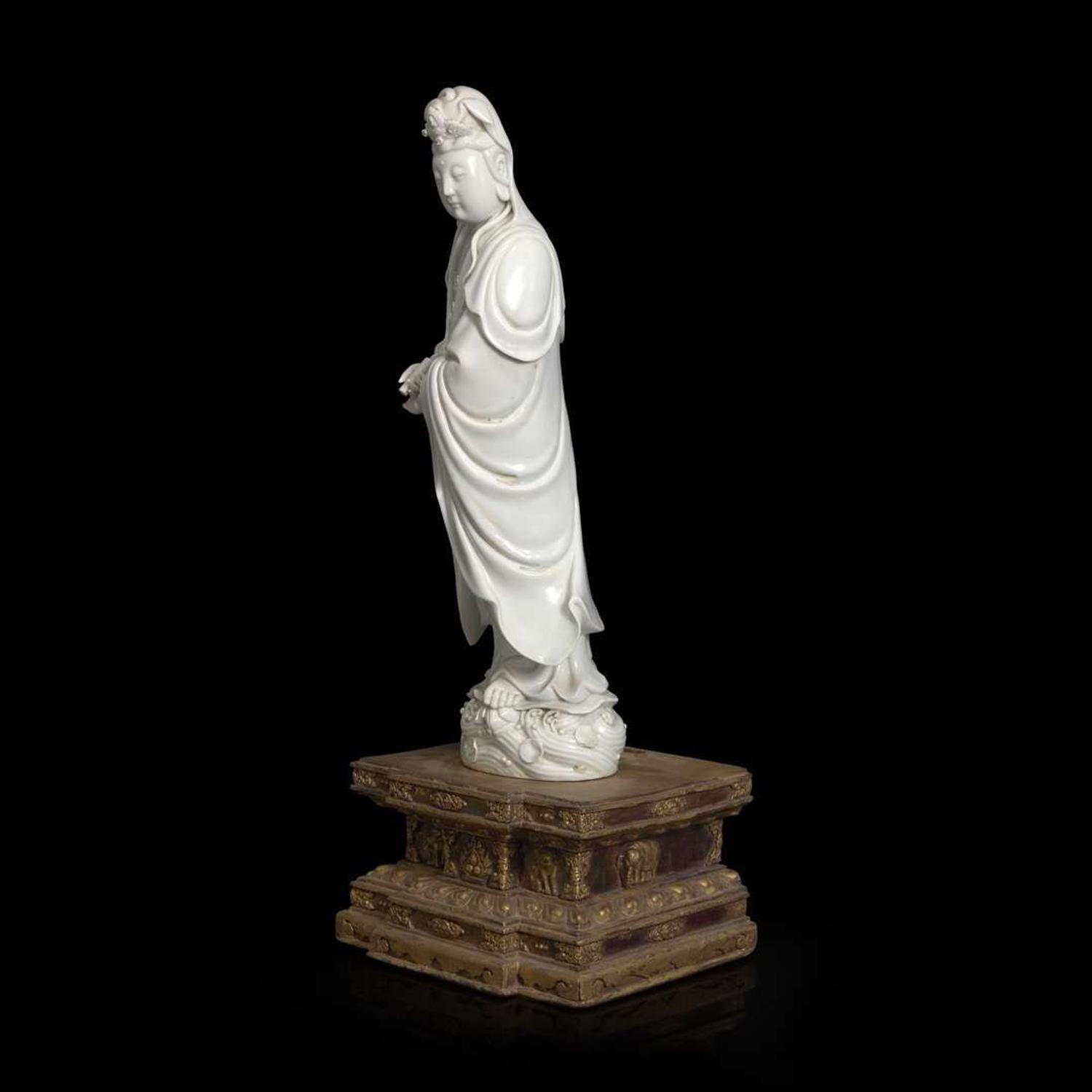 A Chinese blanc de Chine figure of Guanyin, with Japanese gilt-lacquered stand 白瓷观音像及日本底座