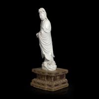 A Chinese blanc de Chine figure of Guanyin, with Japanese gilt-lacquered stand 白瓷观音像及日本底座