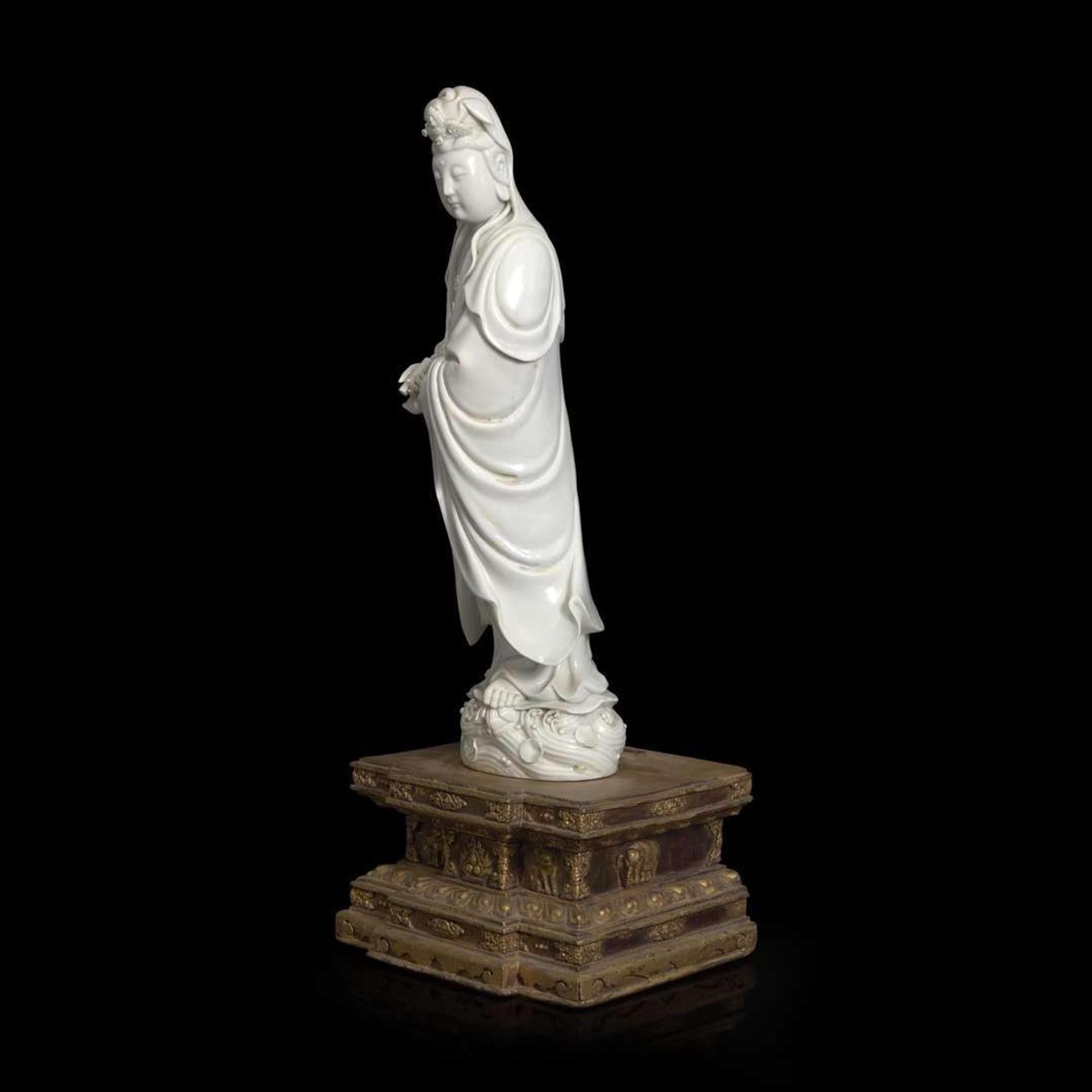 A Chinese blanc de Chine figure of Guanyin, with Japanese gilt-lacquered stand 白瓷观音像及日本底座