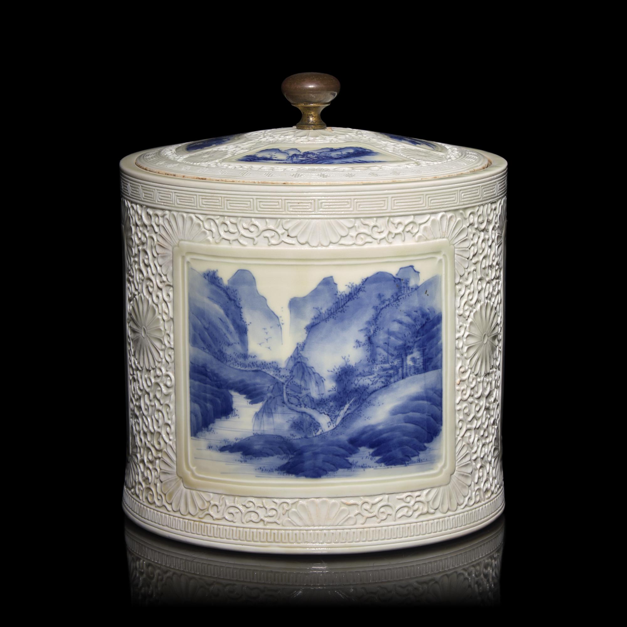 An Unusual Japanese Hirado Porcelain Mizusashi and Cover, Meiji Period — 日本明治時代 平戶燒青花水指