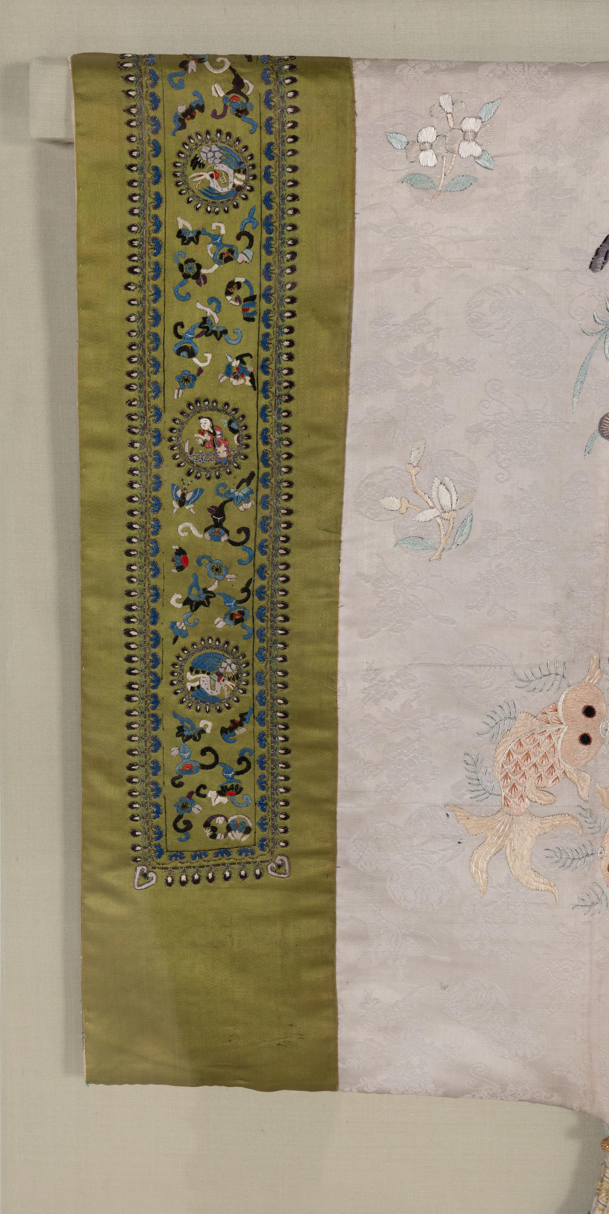 A Chinese Embroidered Silk Lady's Robe, 19th Century 清晚期 淺紫地繡花卉紋大襟如意頭女衫