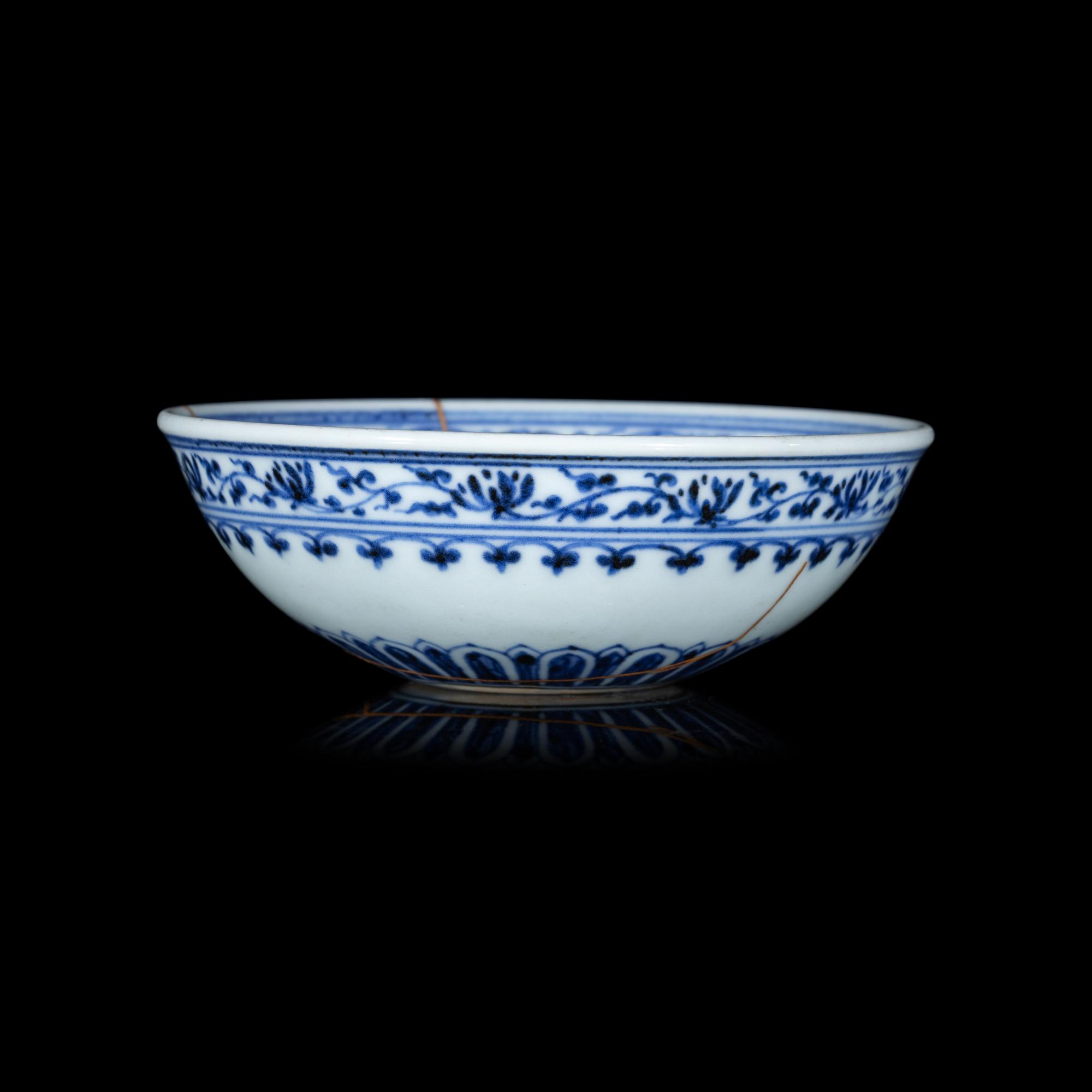 A Chinese Ming-Style Blue and White Porcelain Bowl, Mantouxinwan 青花纏枝花卉紋饅頭心盌