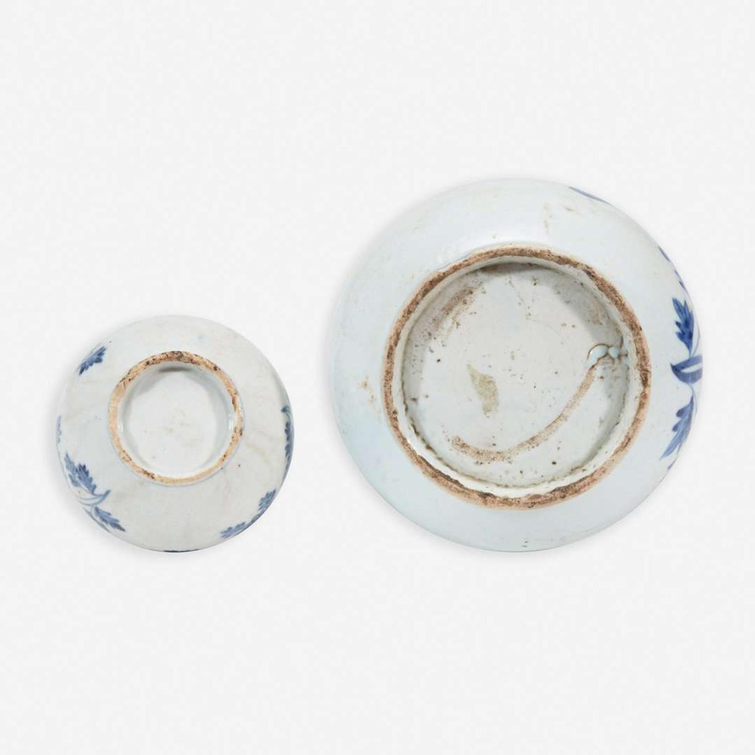 Two Korean blue and white porcelain vases 高丽青花瓷一组两件