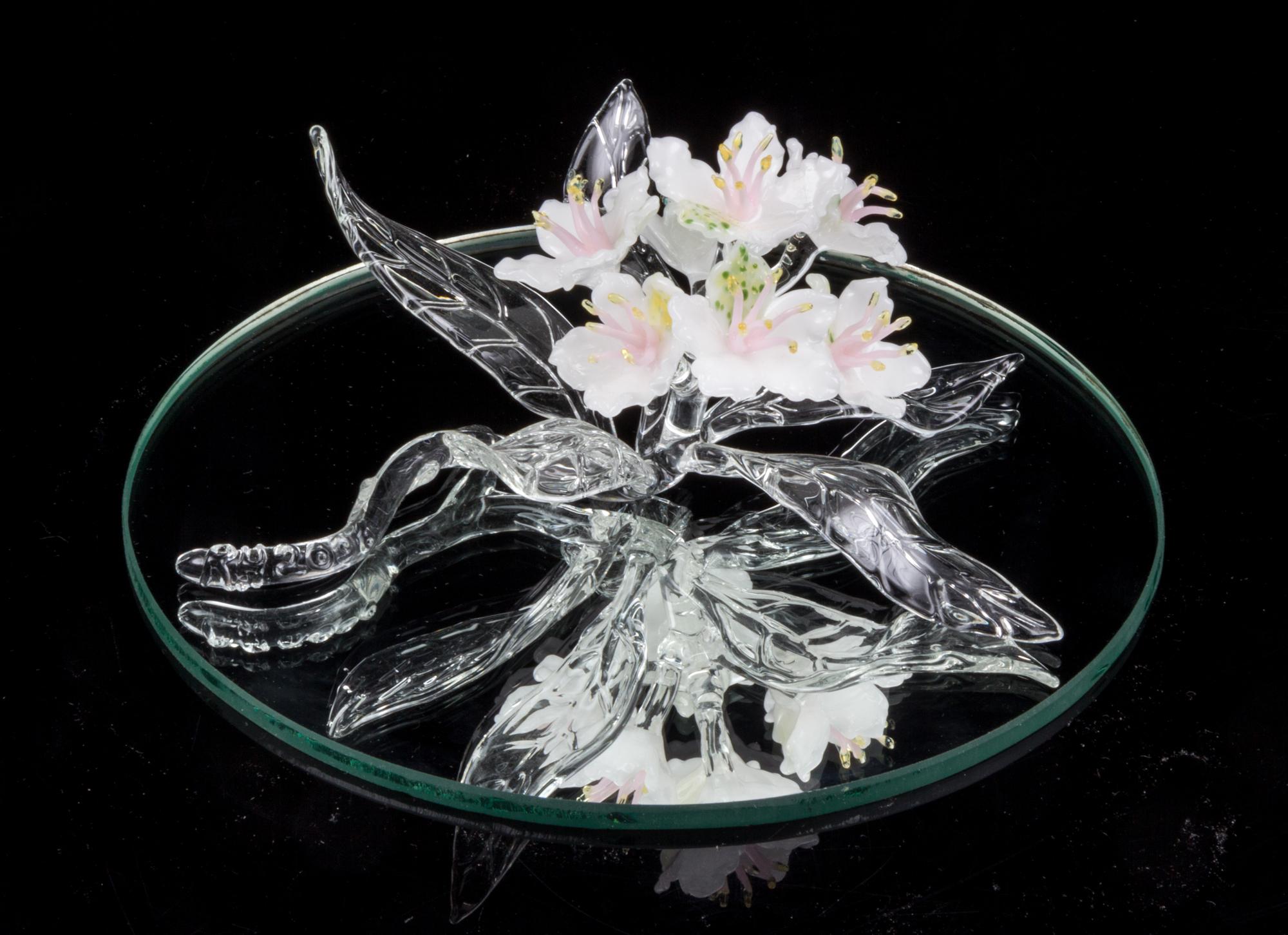An American Studio Glass Sculpture, Ronnie Hughes (b. 1954) Height 3 inches.