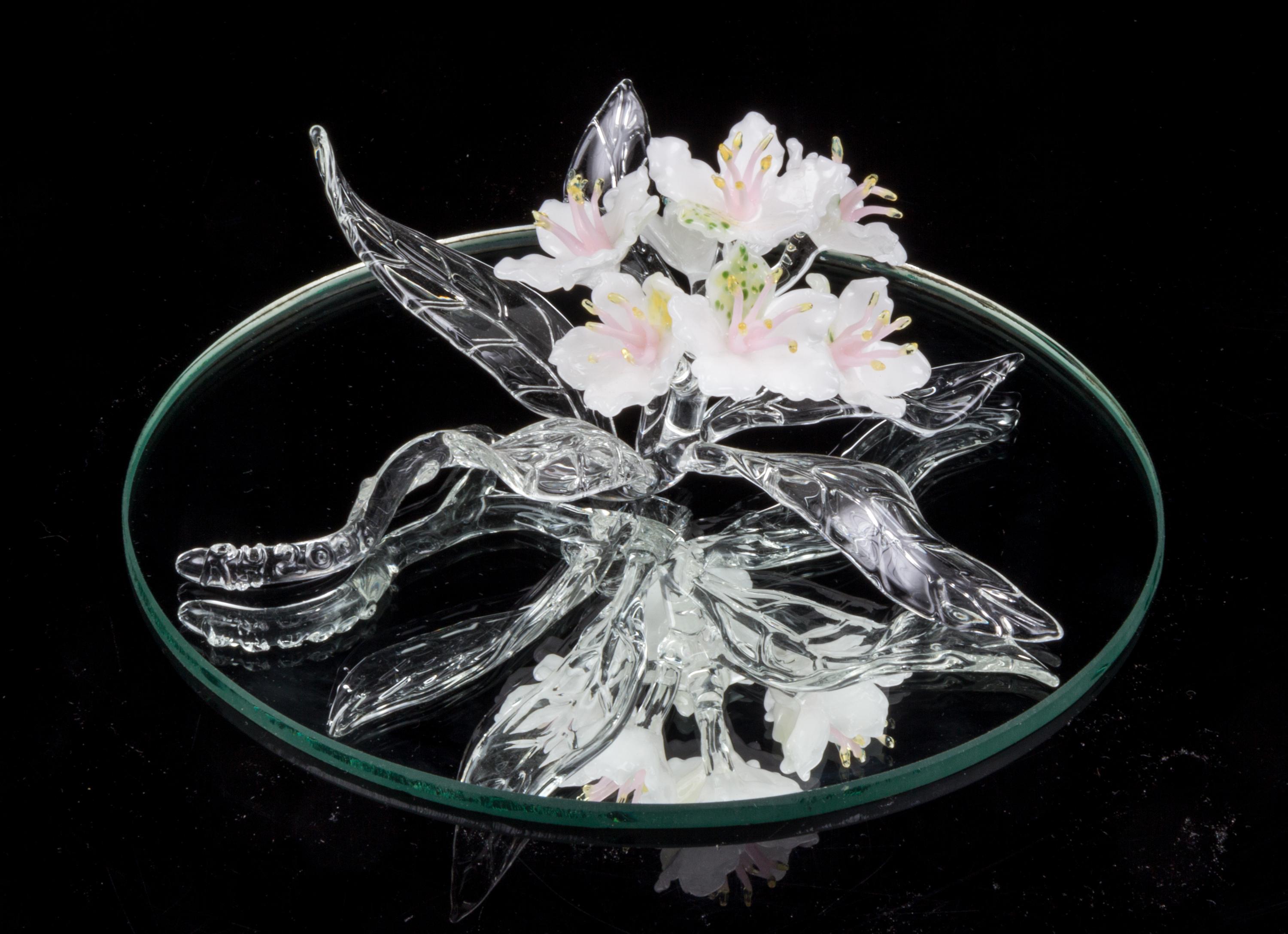 An American Studio Glass Sculpture, Ronnie Hughes (b. 1954) Height 3 inches.