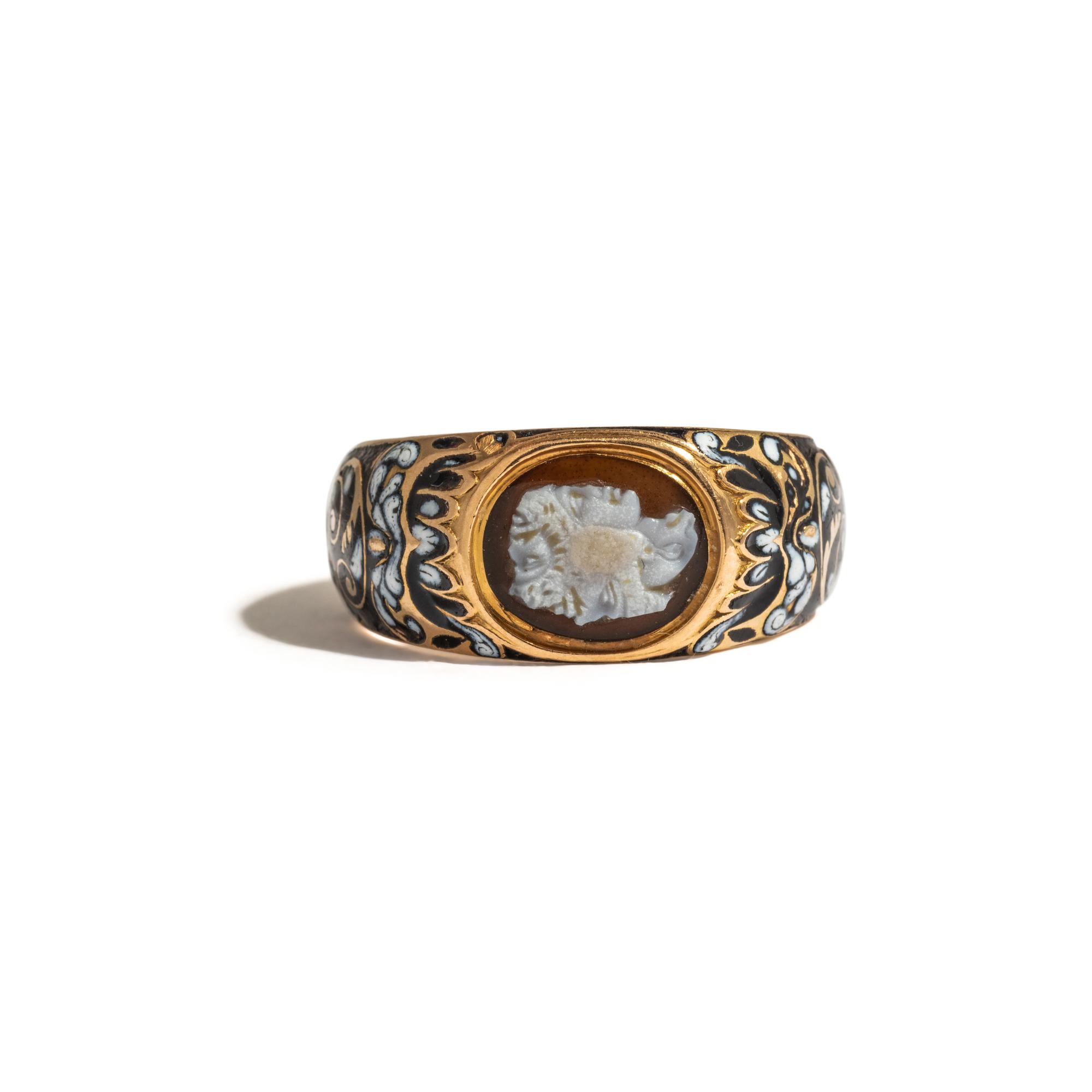 GEORGIAN, YELLOW GOLD, HARDSTONE AND ENAMEL CAMEO RING