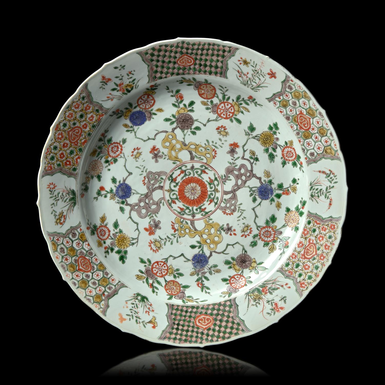 A Chinese Famille Verte Porcelain Charger, Kangxi Period 清康熙 五彩花卉紋大盤