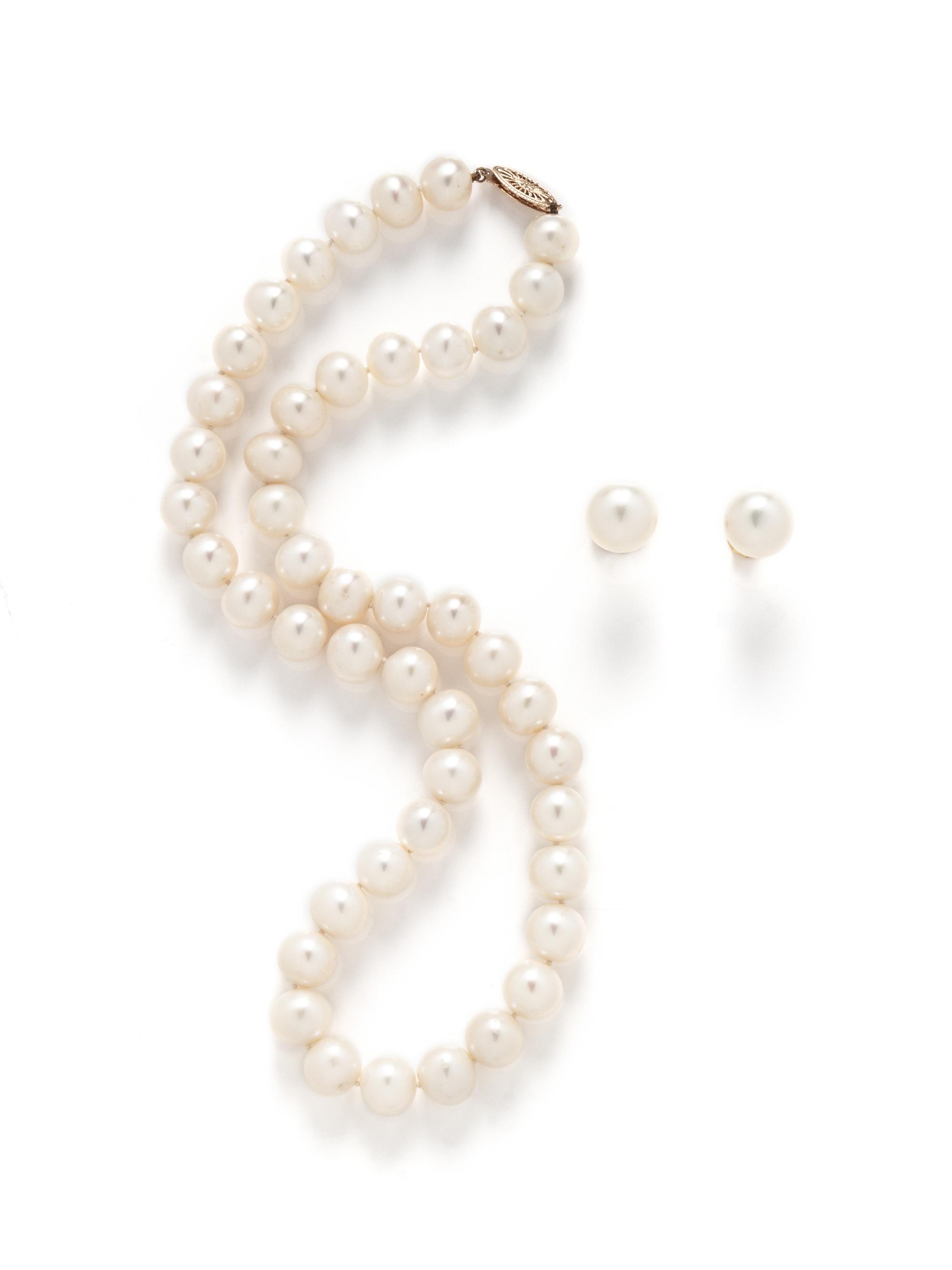 CULTURED PEARL NECKLACE AND EARRINGS