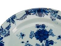 A Pair of Delft Tin-Glazed Earthenware Chargers — DE KLAUW FACTORY, 18TH CENTURY