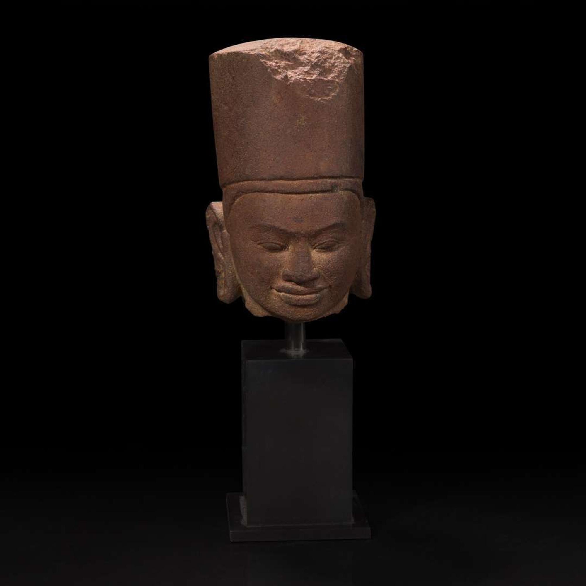 A carved red sandstone head of Vishnu in Khmer style 高棉风格红砂岩吡湿奴头像