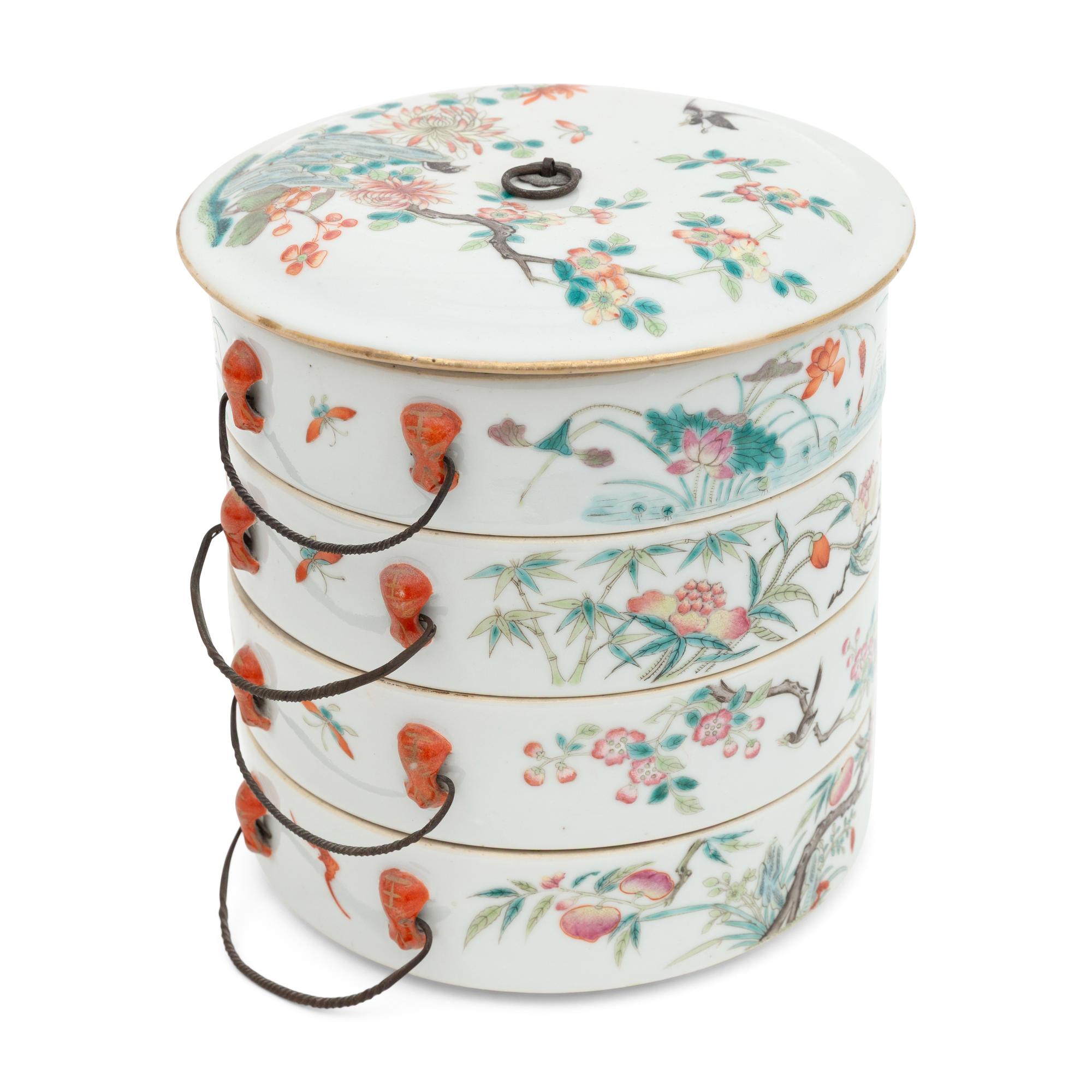 A Chinese Famille Rose Porcelain Tiered Covered Box, Late 19th Century 清晚期 粉彩套盒