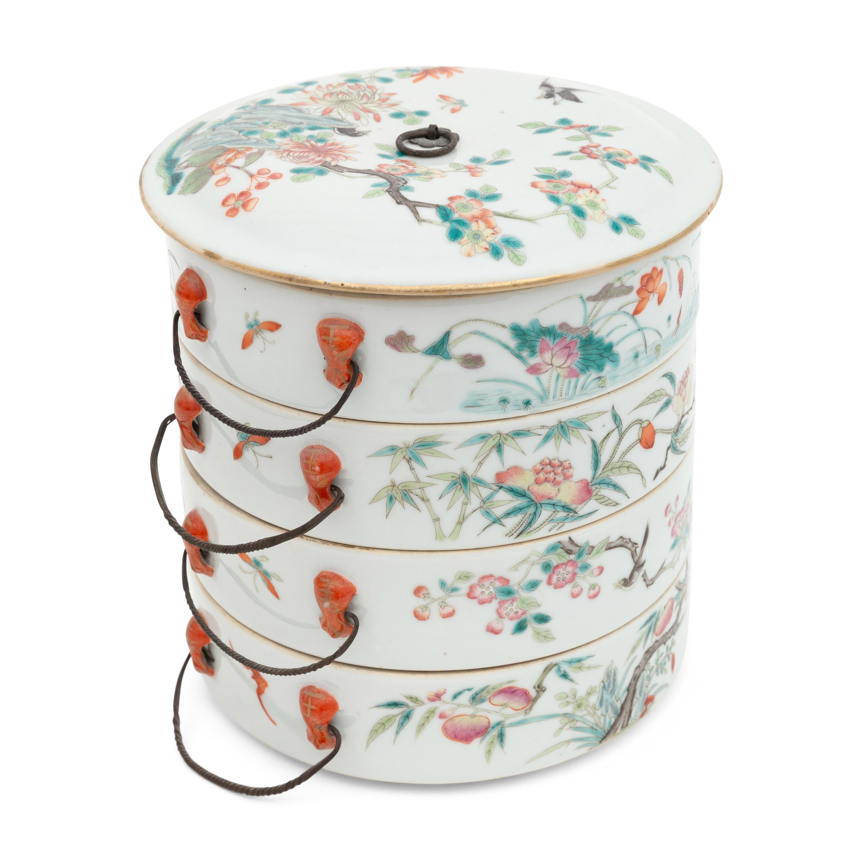 A Chinese Famille Rose Porcelain Tiered Covered Box, Late 19th Century 清晚期 粉彩套盒