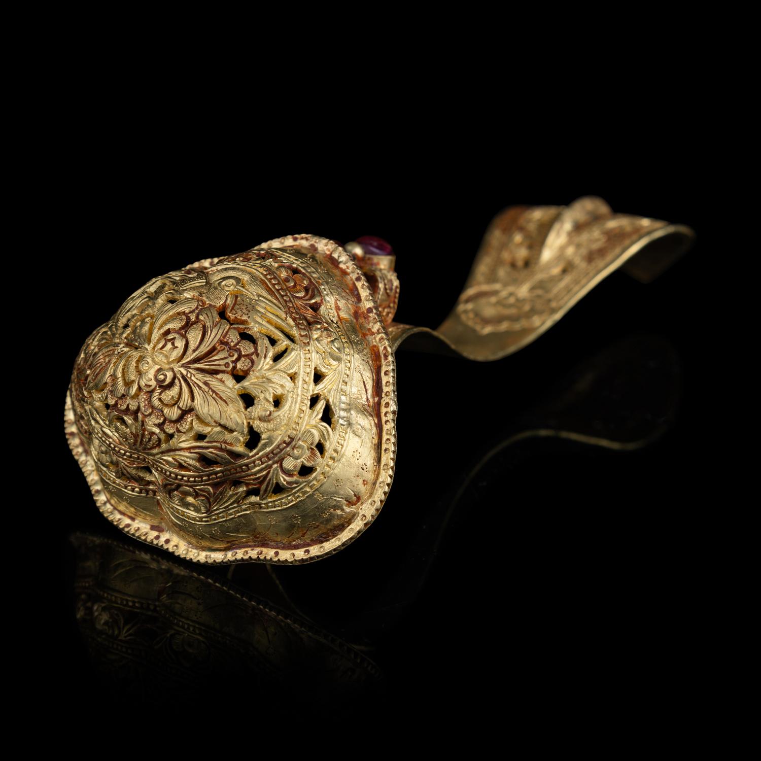 A Chinese Gold and Ruby Inset Ruyi -Shape Hair Ornament, Zan, Qing Dynasty 清 滇式嵌寶鏤空花卉紋如意金簪