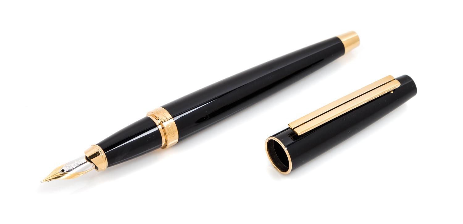 An S.T. Dupont Ellipsis: Composite Noir Fountain Pen