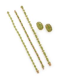 A COLLECTION OF YELLOW GOLD AND PERIDOT JEWELRY
