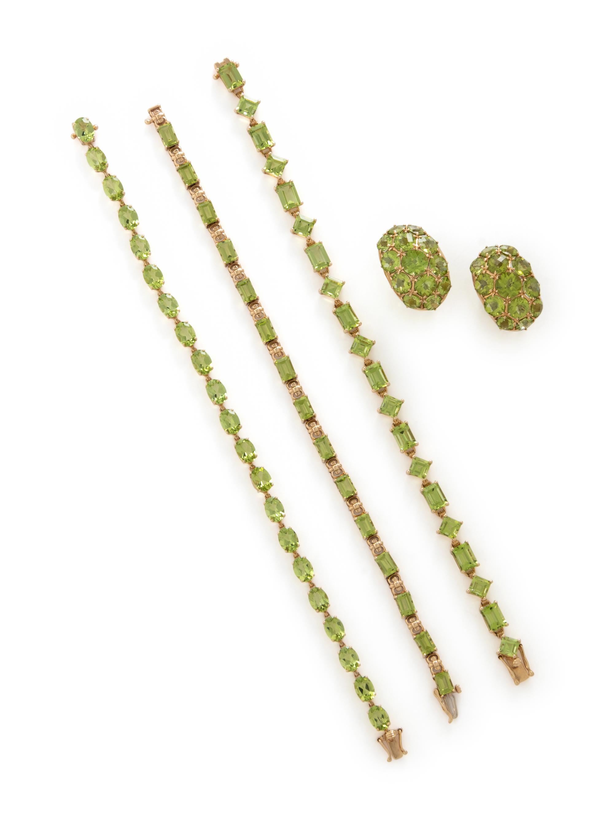 A COLLECTION OF YELLOW GOLD AND PERIDOT JEWELRY