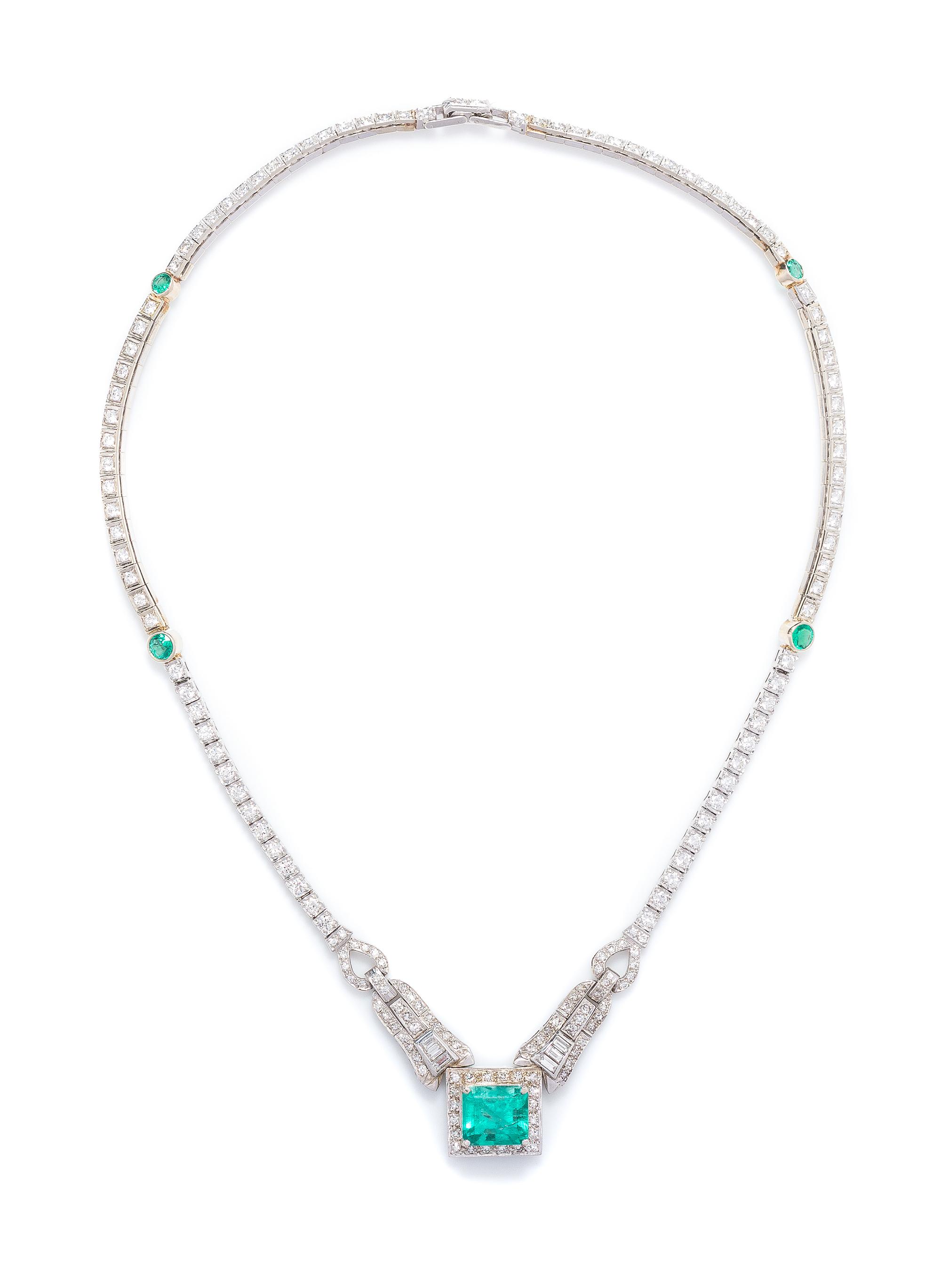 A Platinum, Emerald and Diamond Necklace, 17.00 dwts.