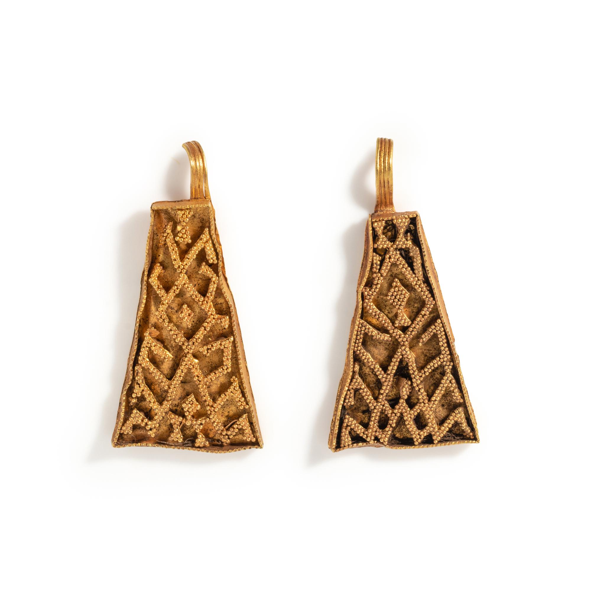 A Pair of Central Asian Gold Trapezoid Earrings