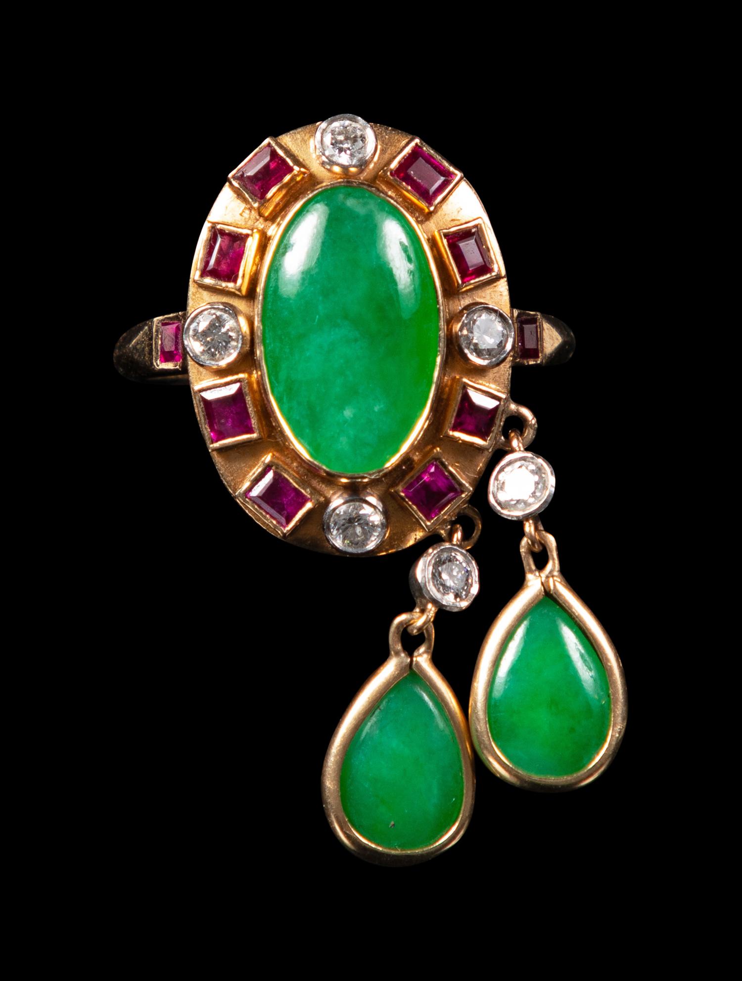 A Chinese Green Jadeite and Yellow Gold Mounted Ring