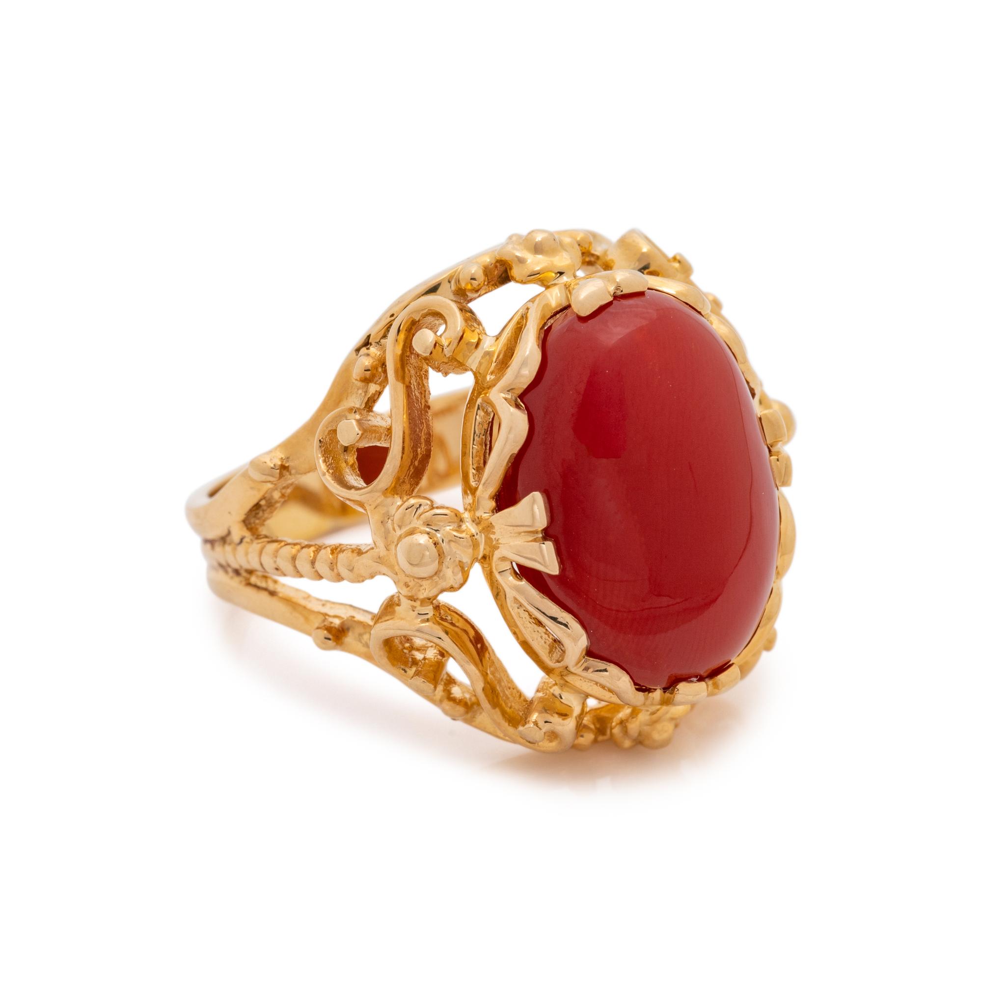 YELLOW GOLD AND CORAL RING