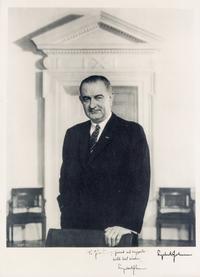 JOHNSON, LYNDON B. Large black and white photograph by Arnold Newman, signed and inscribed by Johnson. S.l., n.d.