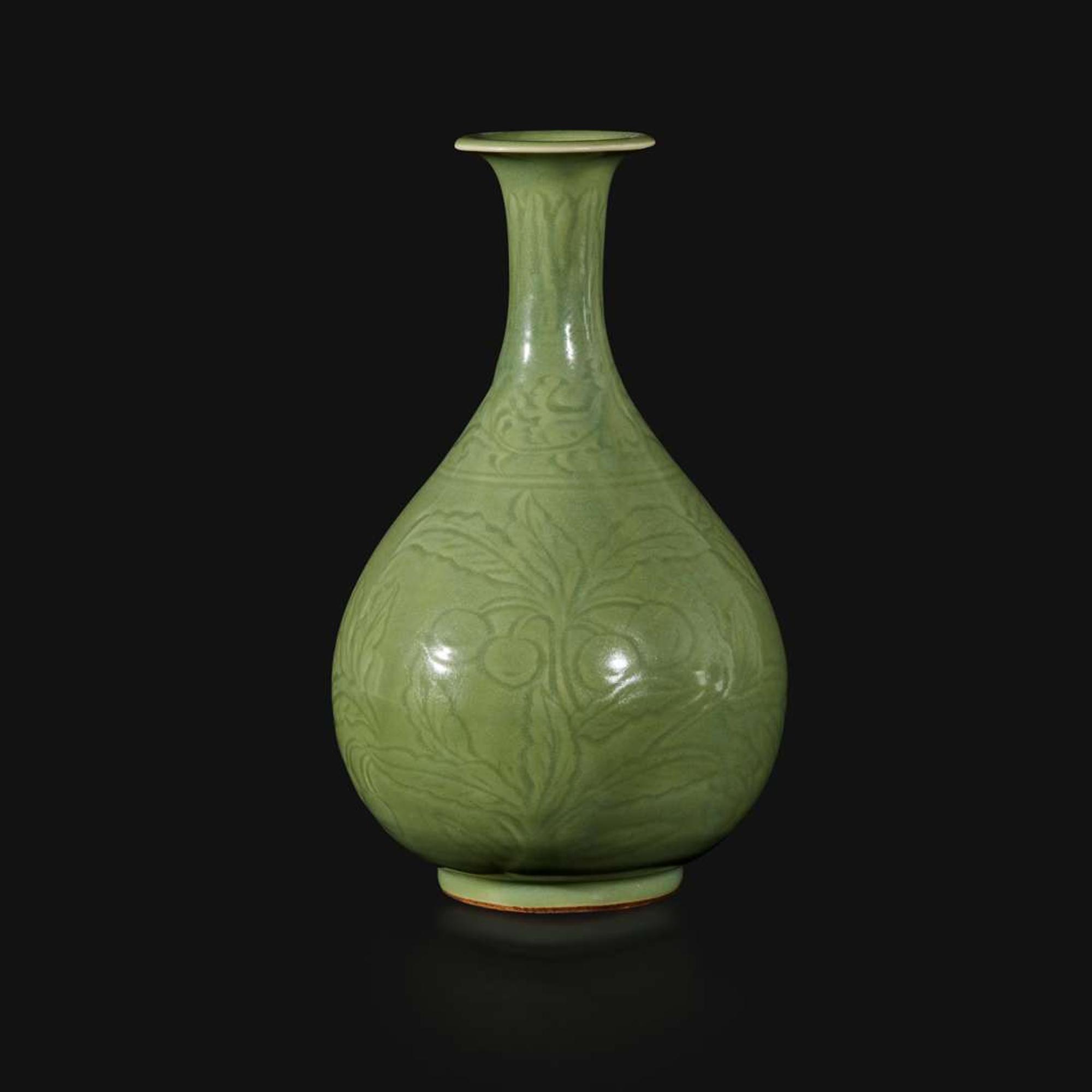 An incised celadon-glazed bottle vase, Yuhuchunping