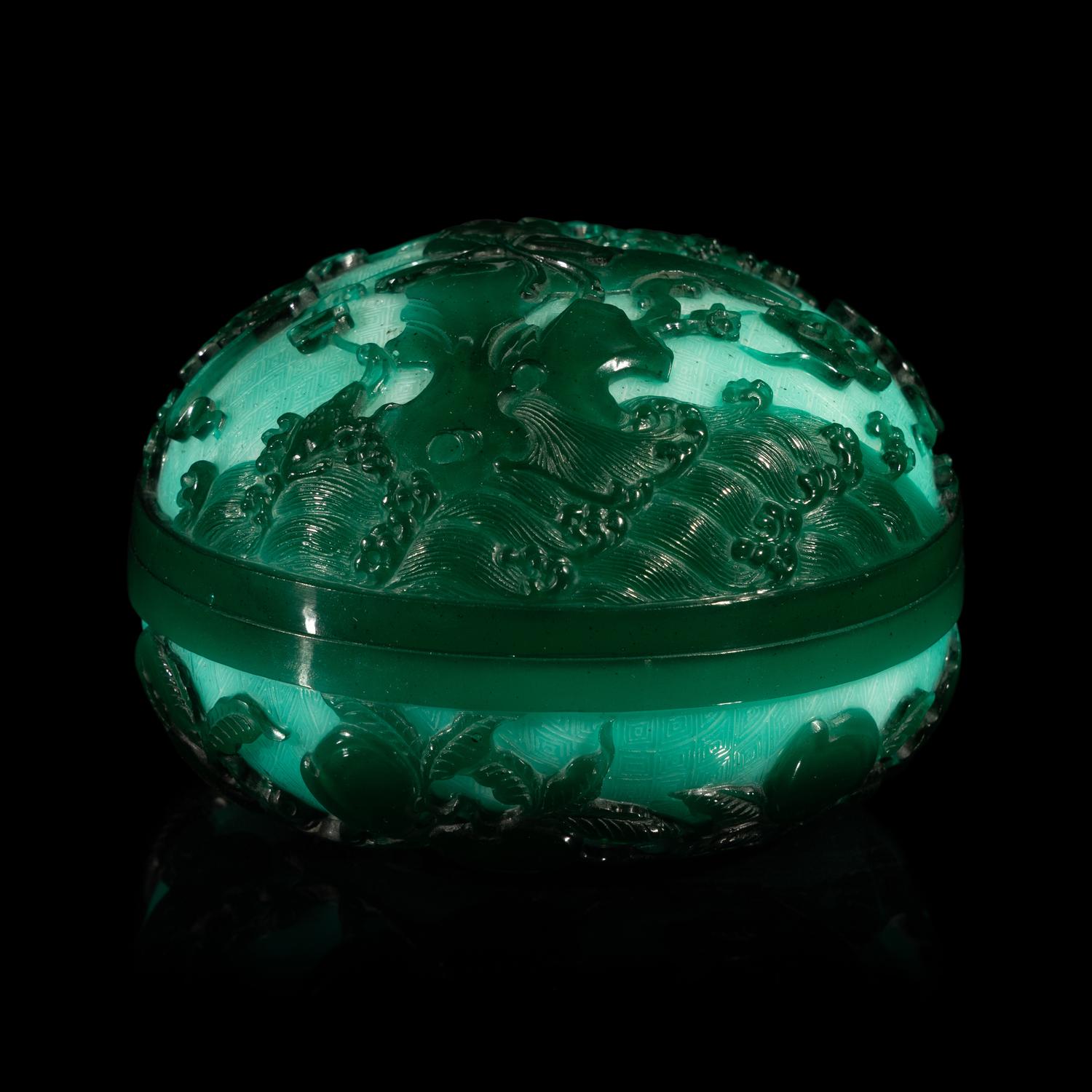 A Chinese Green Overlay Opaque Peking Glass Box and Cover — 涅白地套墨綠料劉海戯金蟾蓋盒