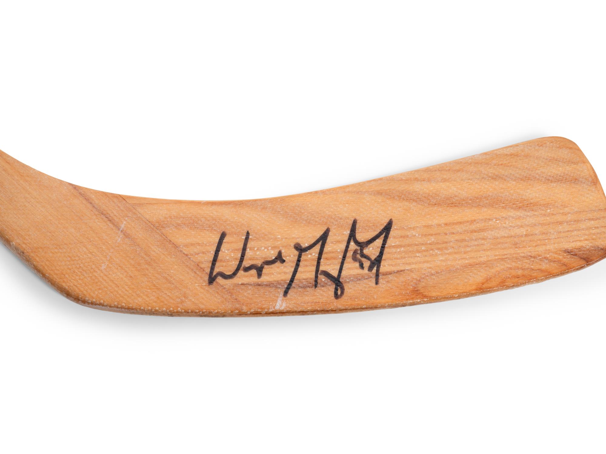 A Wayne Gretzky Signed Autograph Easton Aluminum Hockey Stick (BAS Beckett Authentication Services Certified),