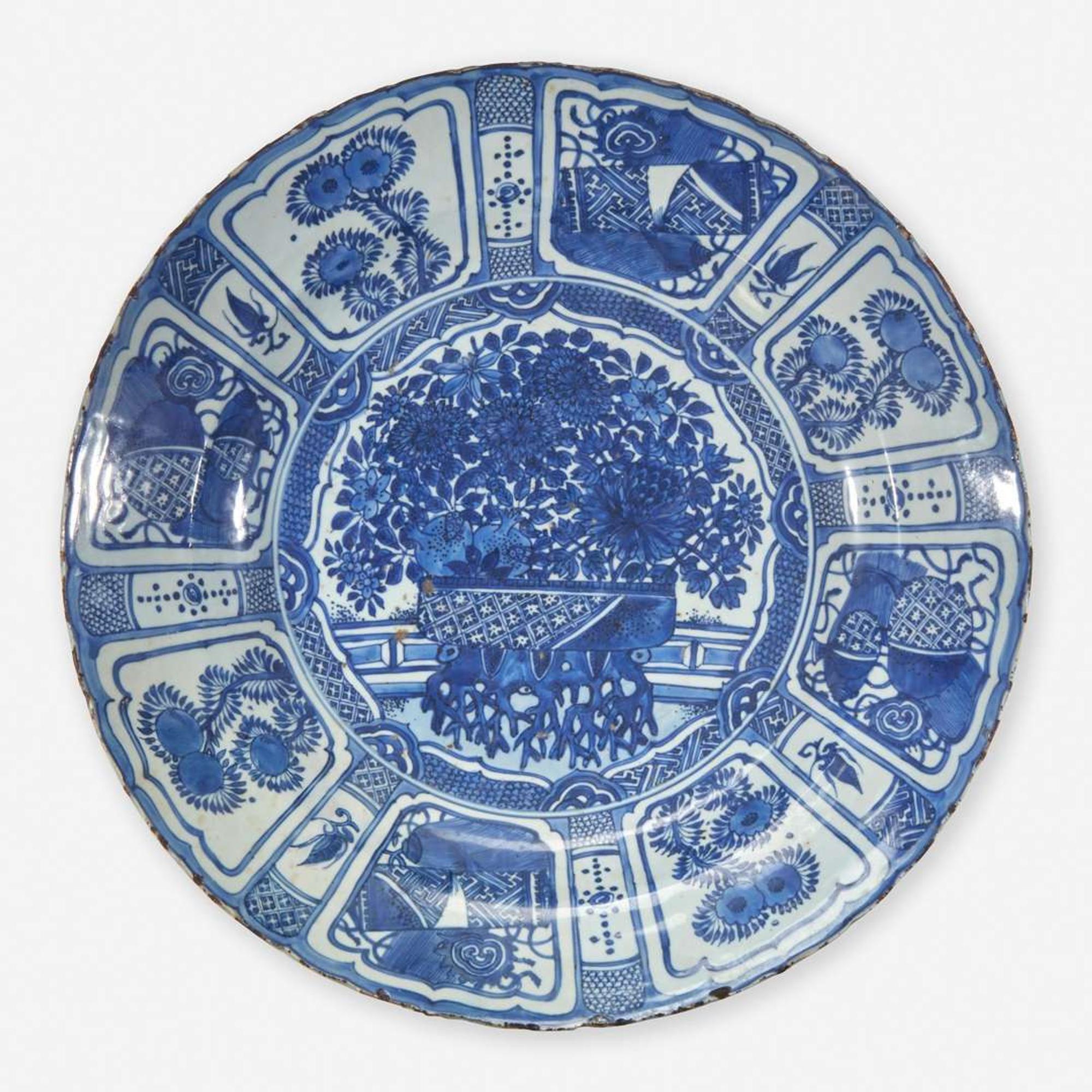 A large Chinese blue and white "Kraak" porcelain charger 克拉克瓷青花大盘 17th century ????