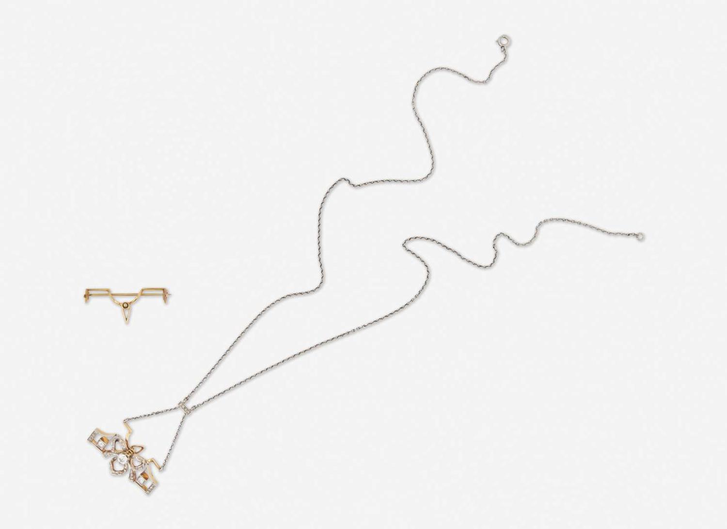 An Art Deco Necklace with a Detachable Pin