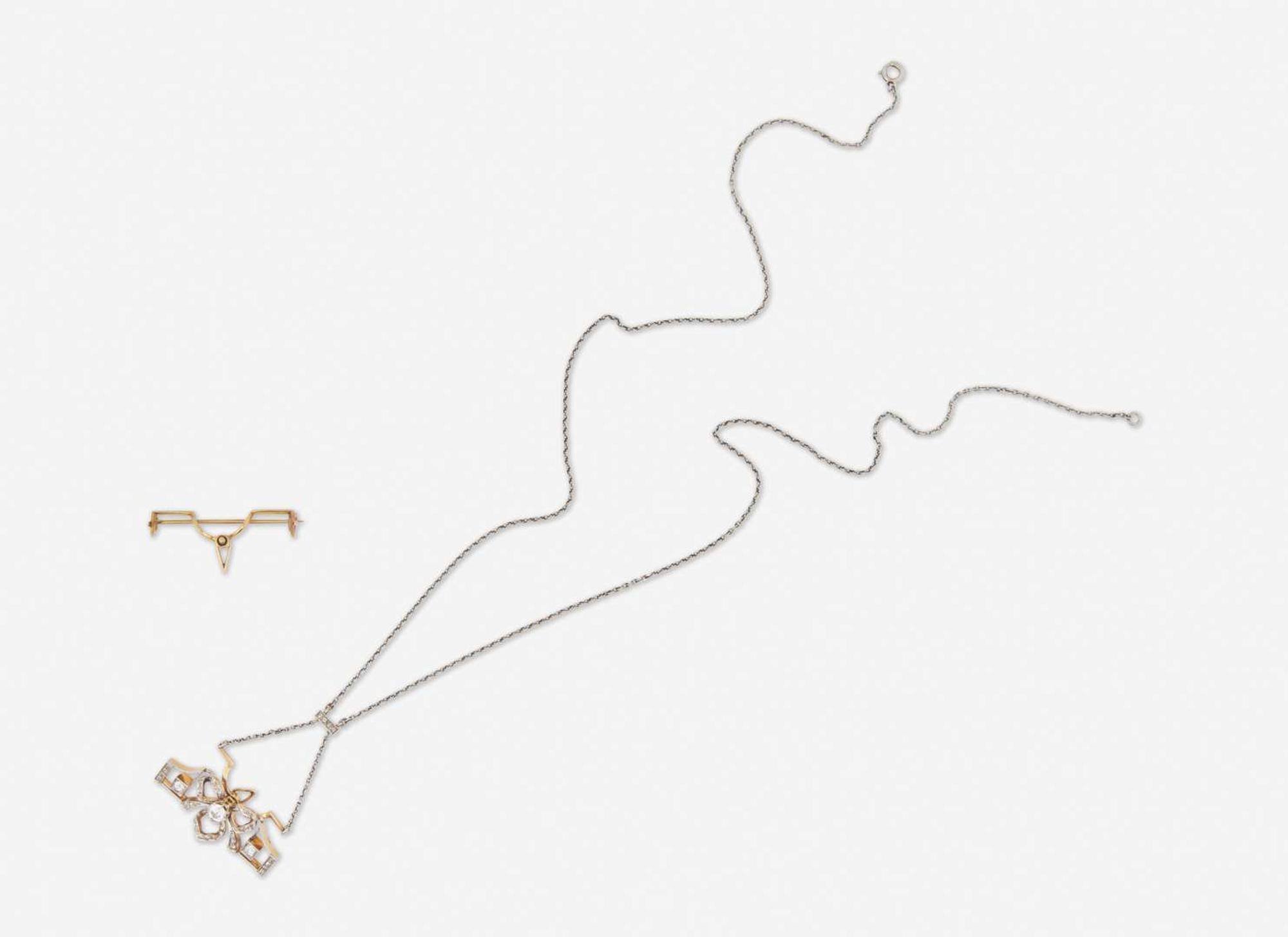 An Art Deco Necklace with a Detachable Pin