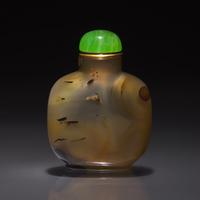 A Chinese Carved Shadow Agate "Monkeys and Wasps" Snuff Bottle, Qing Dynasty, Circa 1780-1850 — 1780–1850年 瑪瑙巧雕馬上封侯圖鼻煙壺