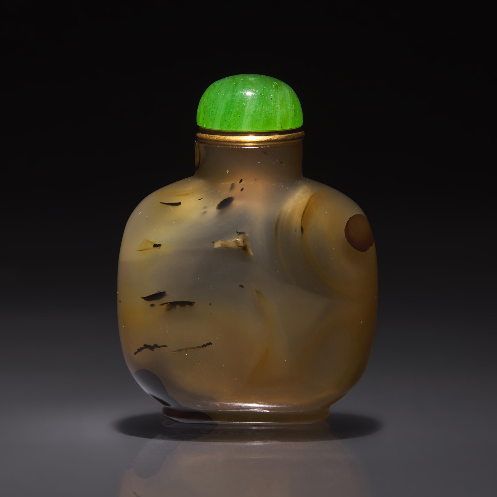 A Chinese Carved Shadow Agate "Monkeys and Wasps" Snuff Bottle, Qing Dynasty, Circa 1780-1850 — 1780–1850年 瑪瑙巧雕馬上封侯圖鼻煙壺