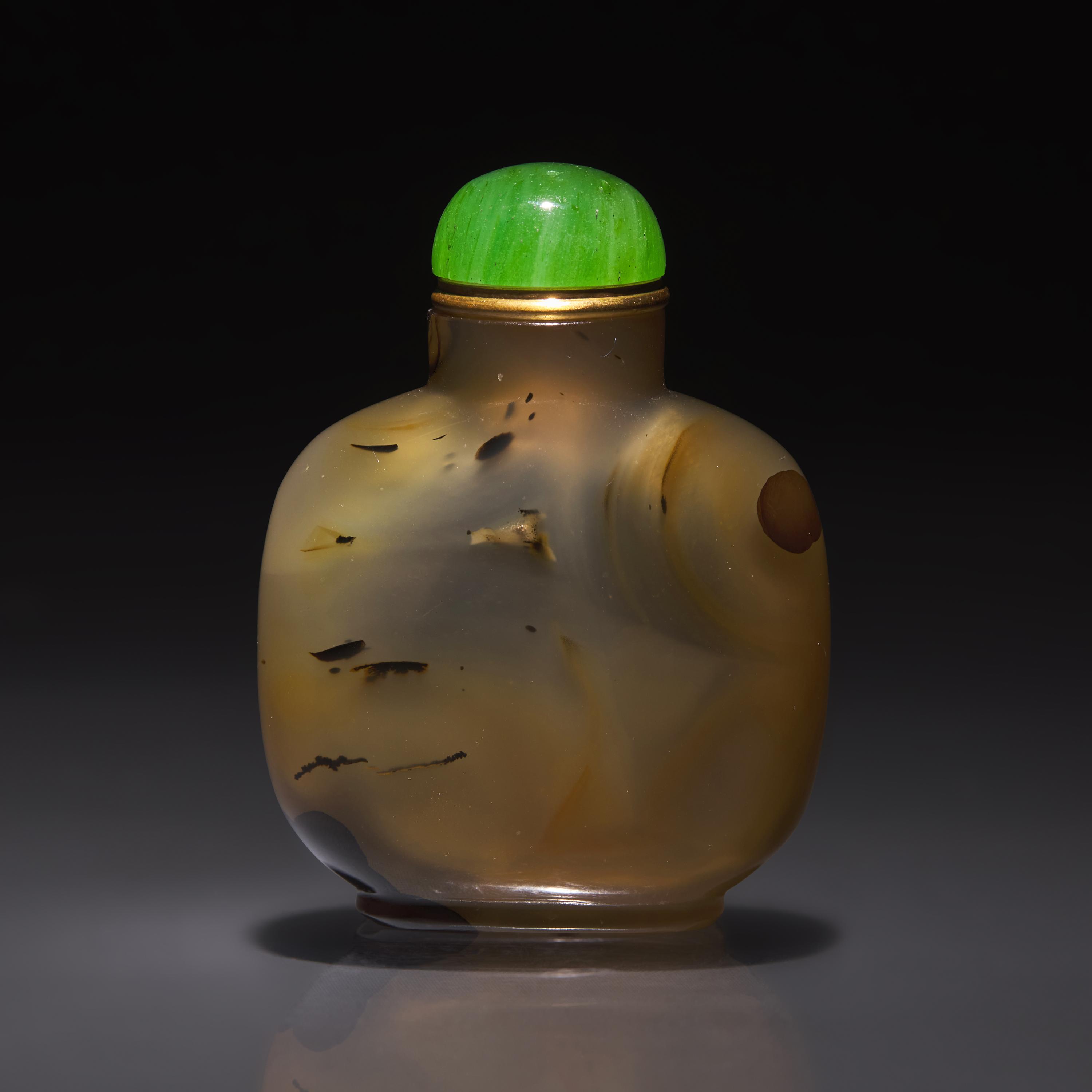 A Chinese Carved Shadow Agate "Monkeys and Wasps" Snuff Bottle, Qing Dynasty, Circa 1780-1850 — 1780–1850年 瑪瑙巧雕馬上封侯圖鼻煙壺