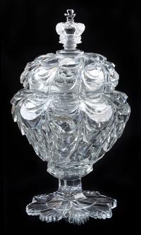 An Irish Cut Glass Urn with Cover Height 19 1/2 inches. — 19TH CENTURY