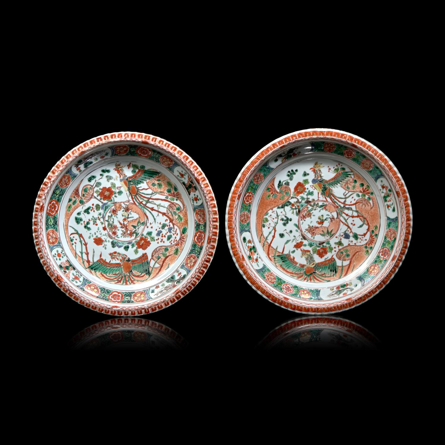 A Pair of Chinese Famille Verte Porcelain 'Phoenix' Dishes, Kangxi Period 清康熙 五彩鳳穿牡丹圖盤一對